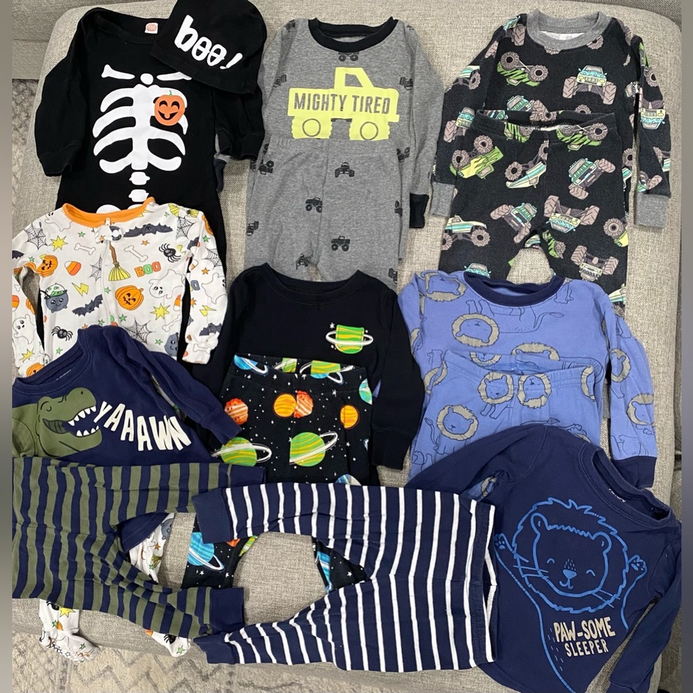 Lot of 15 pajamas Old Navy, Carters, Etc 12-18 month Footed And Two Piece Pajama